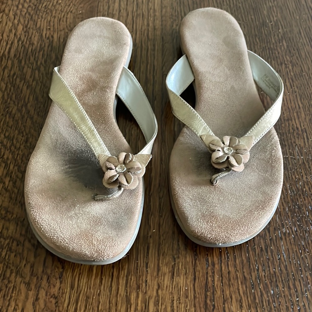 Aerosoles flip flops